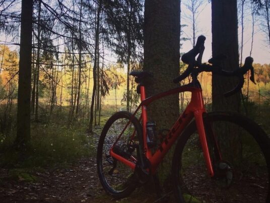 Rowerowe wycieczki po Suwalszczyźnie, zdjęcie: gravel - rower - wiadomości z SIRVIS - jezioro Serwy - Suwalszczyzna