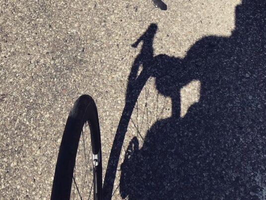 Rowerowe wycieczki po Suwalszczyźnie, zdjęcie: gravel - rower - wiadomości z SIRVIS - jezioro Serwy - Suwalszczyzna