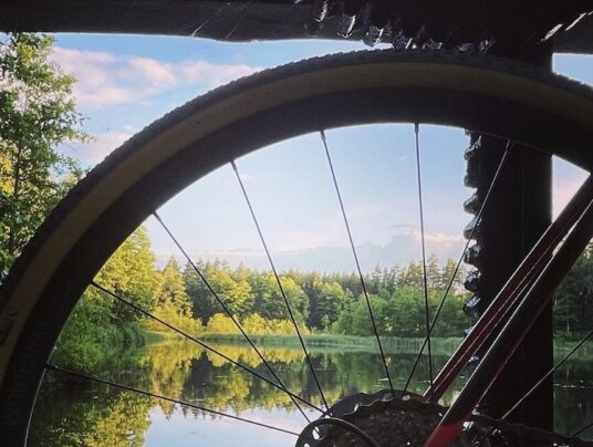 Rowerowe wycieczki po Suwalszczyźnie, zdjęcie: gravel - rower - wiadomości z SIRVIS - jezioro Serwy - Suwalszczyzna