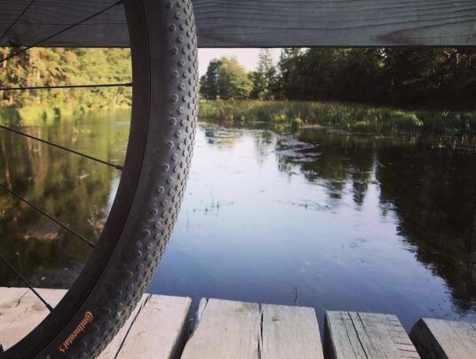 Rowerowe wycieczki po Suwalszczyźnie, zdjęcie: gravel - rower - wiadomości z SIRVIS - jezioro Serwy - Suwalszczyzna