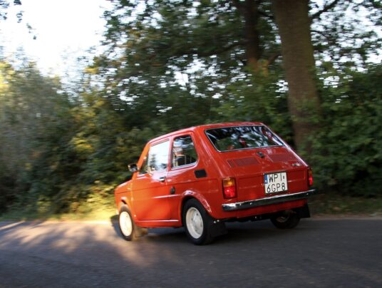 SIRVIS-owe podróże w czasie, zdjęcie: maluchem nad jeziorem Serwy - SIRVIS - Suwalszczyzna