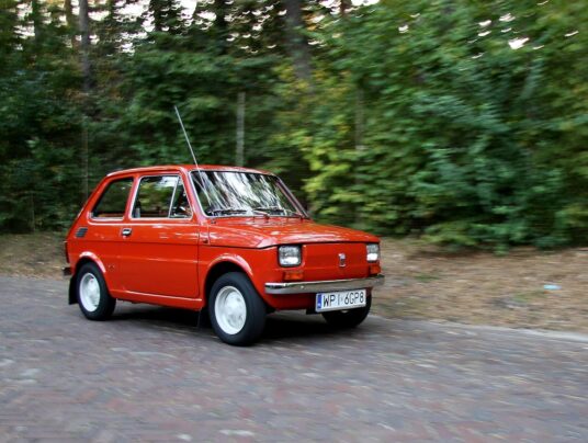 SIRVIS-owe podróże w czasie, zdjęcie: maluchem nad jeziorem Serwy - SIRVIS - Suwalszczyzna