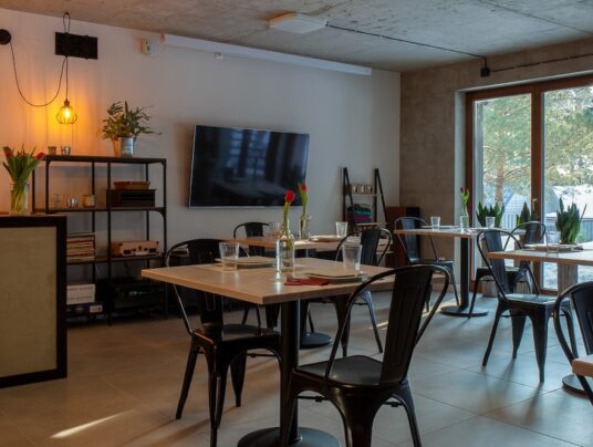 SIRVIS wspólnota, zdjęcie: restauracja "Poczekalnia" - SIRVIS - jezioro Serwy - Suwalszczyzna