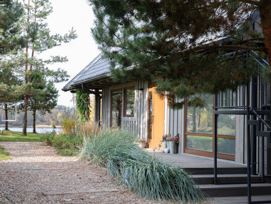 SIRVIS teren, zdjęcie: budynek B - SIRVIS - jezioro Serwy - Suwalszczyzna